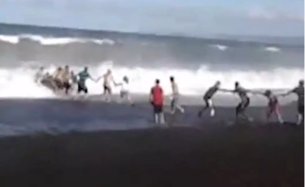 Human Chain Saves Kid Being Washed Out to Sea