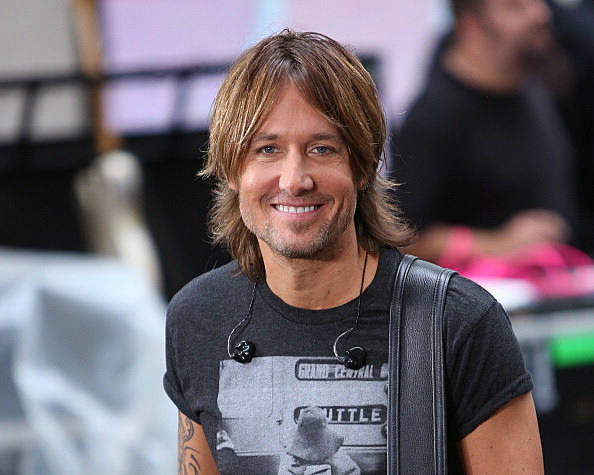 Woman helps man short on cash finds out hes Keith Urban
