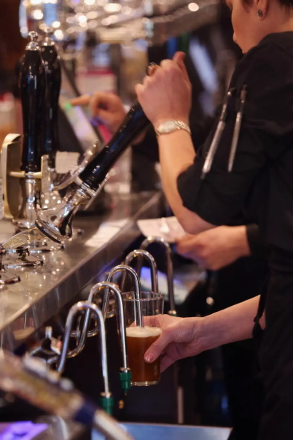 What If Guys And Gals Switched Roles At The Bar? [VIDEO]
