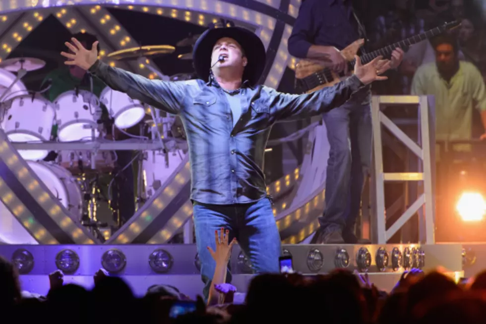 Garth Brooks Falls on Chicago Stage [VIDEO]
