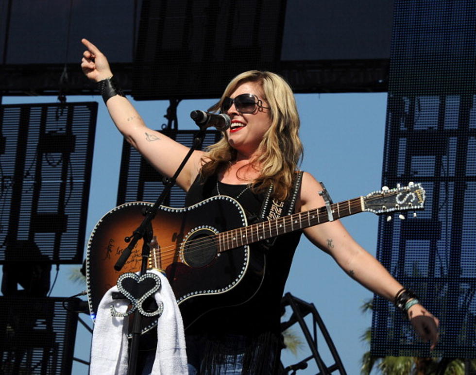 Sunny Sweeney Captures Special Moment Between Solider and Stranger [PHOTO]