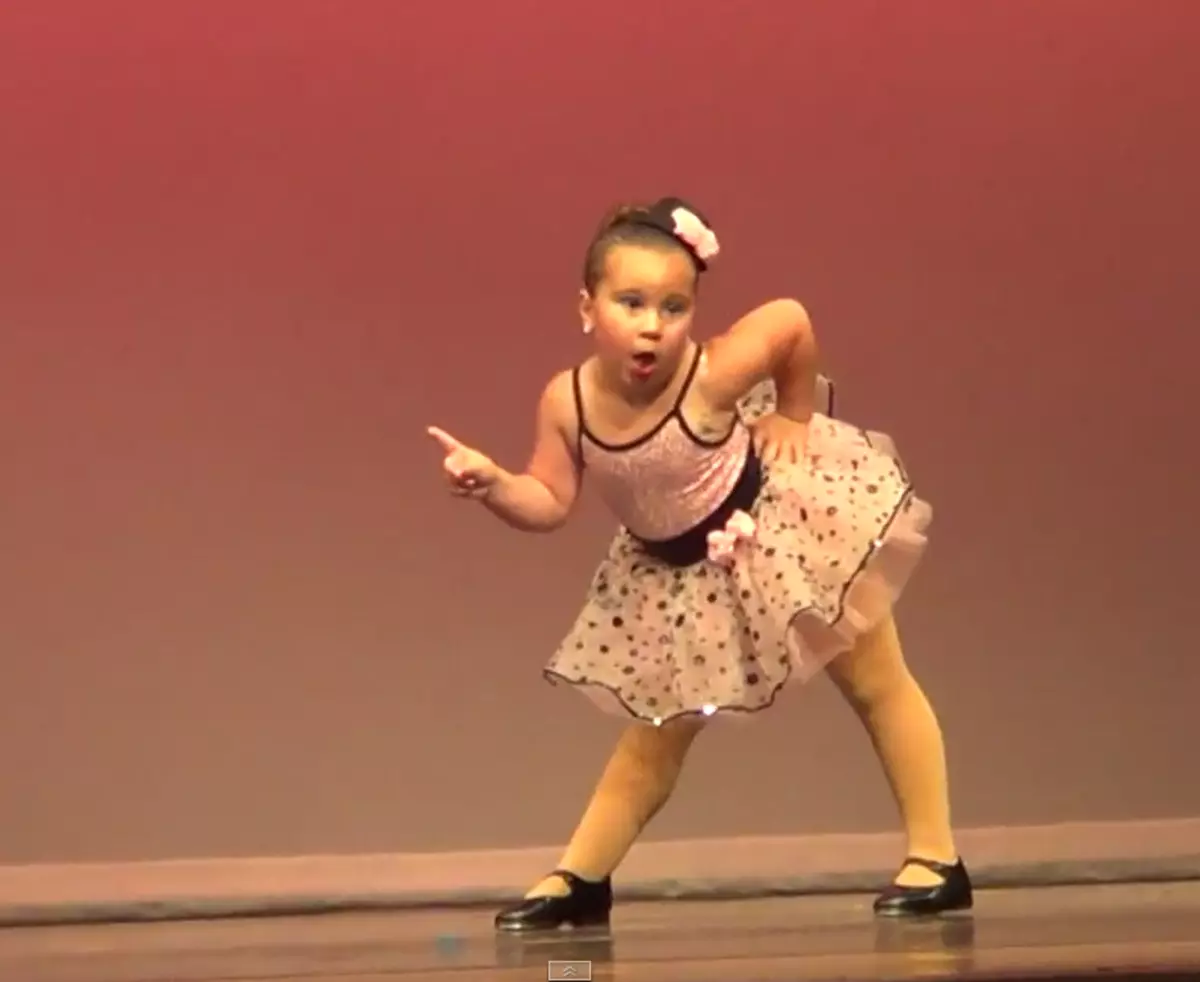 Видео танцев 10 лет. Девочка танцует. Танцы для девочек. Смешная девочка танцует. Девочка танцует прикол.