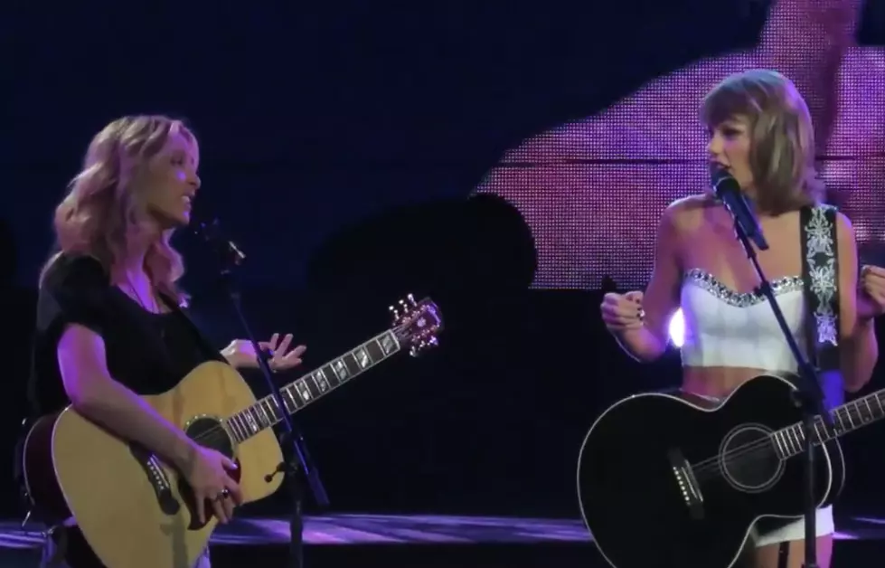 Taylor Swift Sings ‘Smelly Cat’ With Lisa Kudrow AKA Phoebe Buffay [VIDEO]