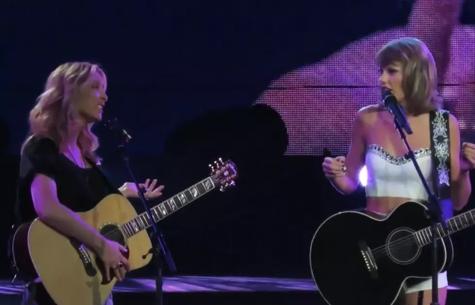 Taylor Swift Sings &#8216;Smelly Cat&#8217; With Lisa Kudrow AKA Phoebe Buffay [VIDEO]