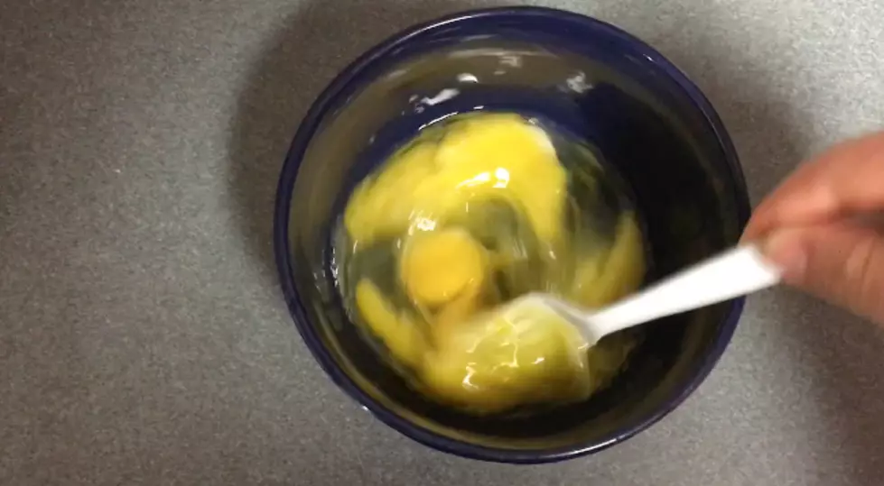How To Make Quick and Easy Scrambled Eggs at Work [VIDEO]