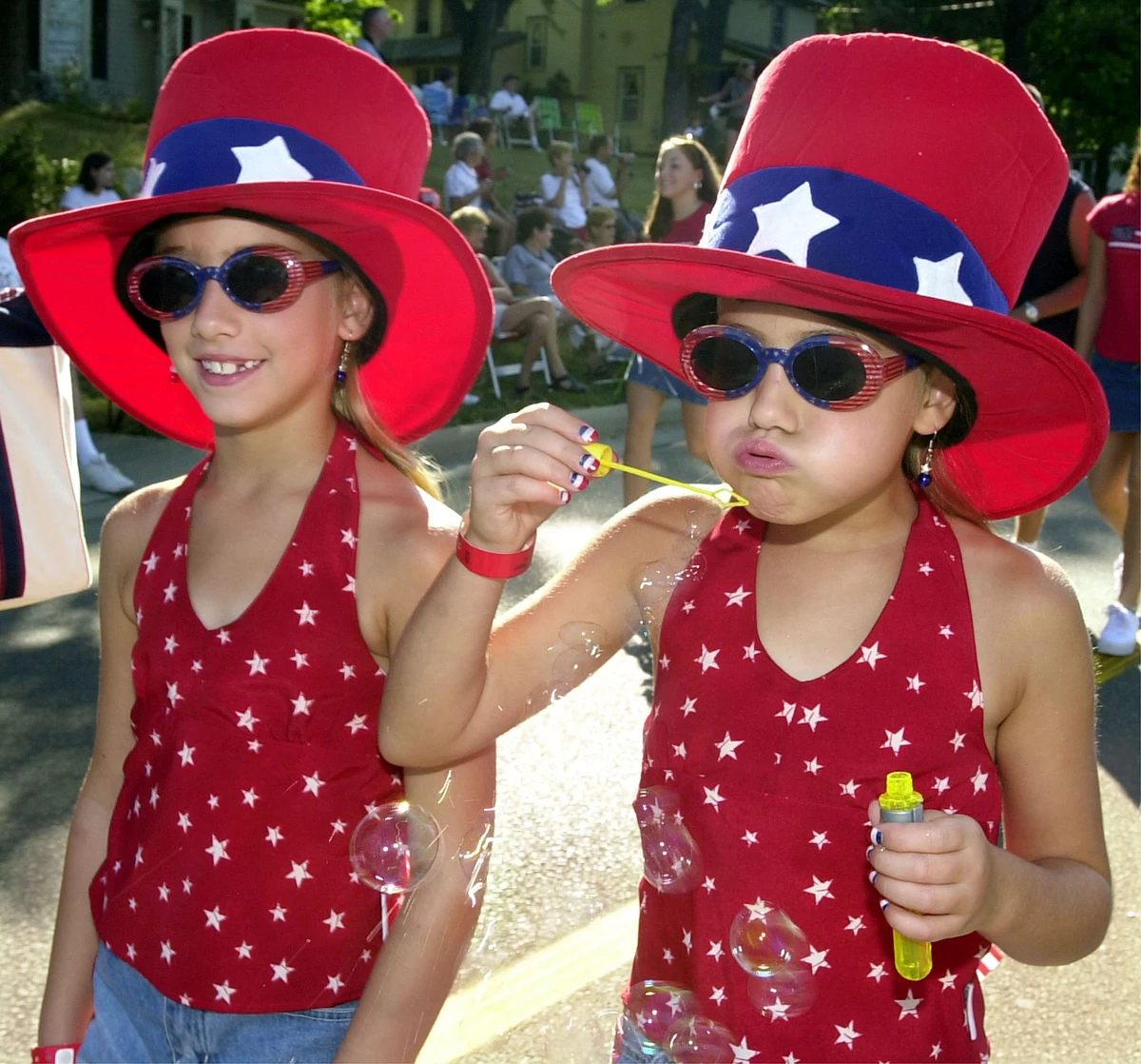 Make Your Own Safe Glow-In-The-Dark Bubbles for Summer Fun!