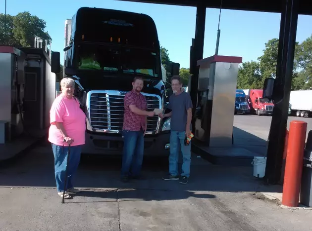 Rome Family Honors Dad By Handing Out Father&#8217;s Day Cards to Truckers