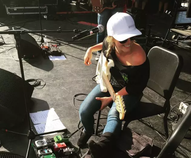 Injured Ankle Won&#8217;t Stop Lindsay Ell From Playing FrogFest 28