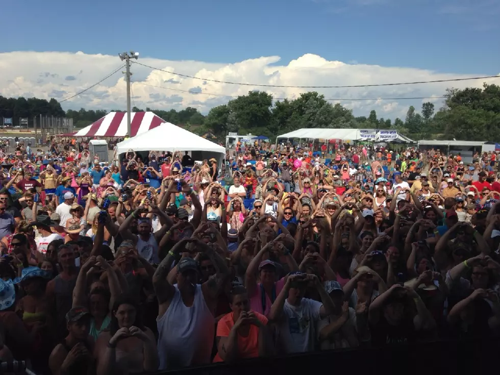 FrogFest Crowd Sends Love To Craig Morgan and Police Officers