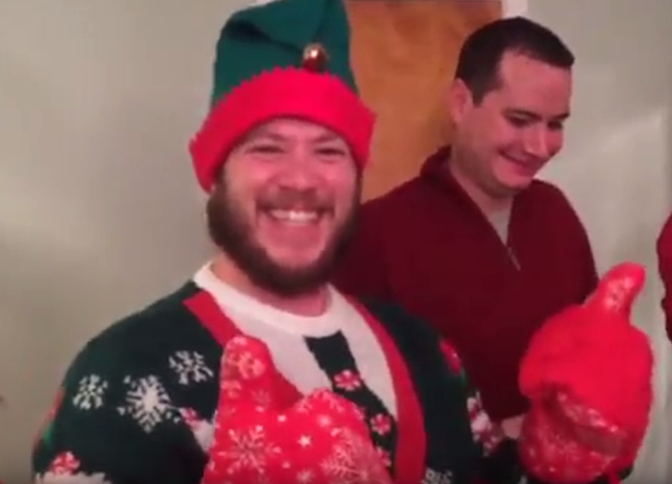 Luke Austin’s Family Plays The ‘Oven Mitts’ Christmas Game