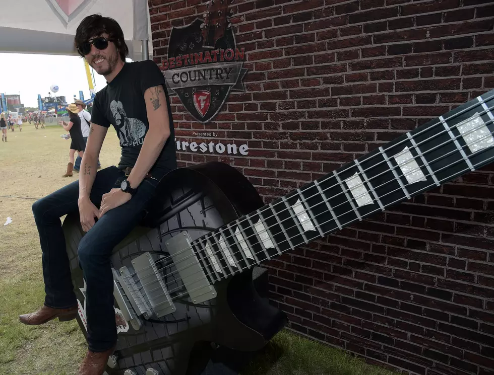 Chris Janson May Have The Most Radical Backstage Ritual