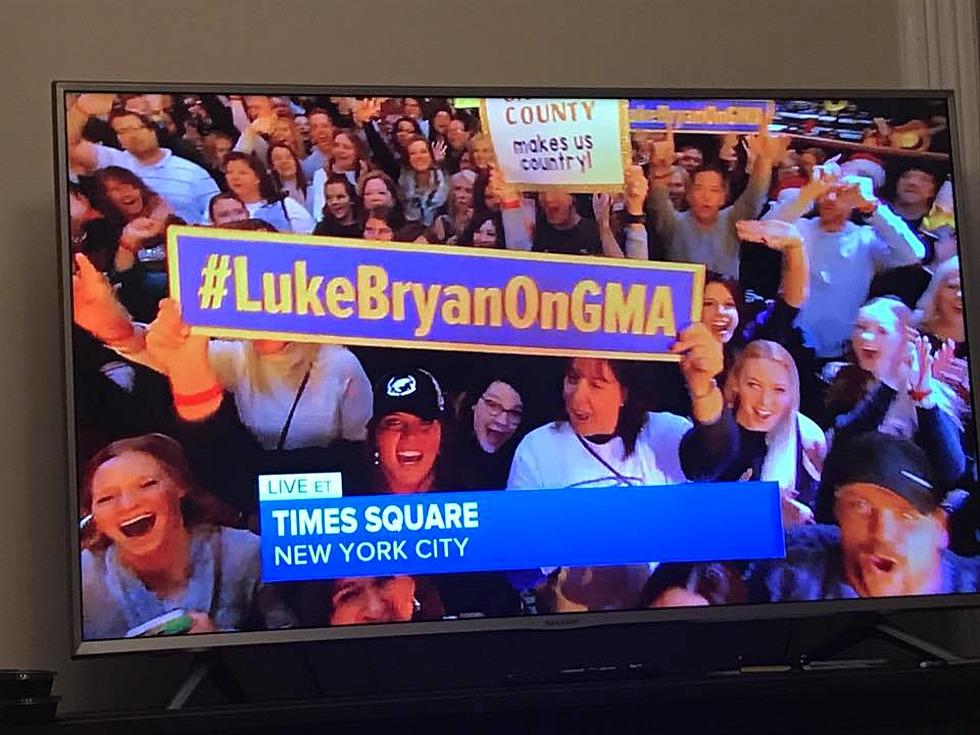 Utica Woman on TV & Dustin Lynch Takes Selfie with Her Phone