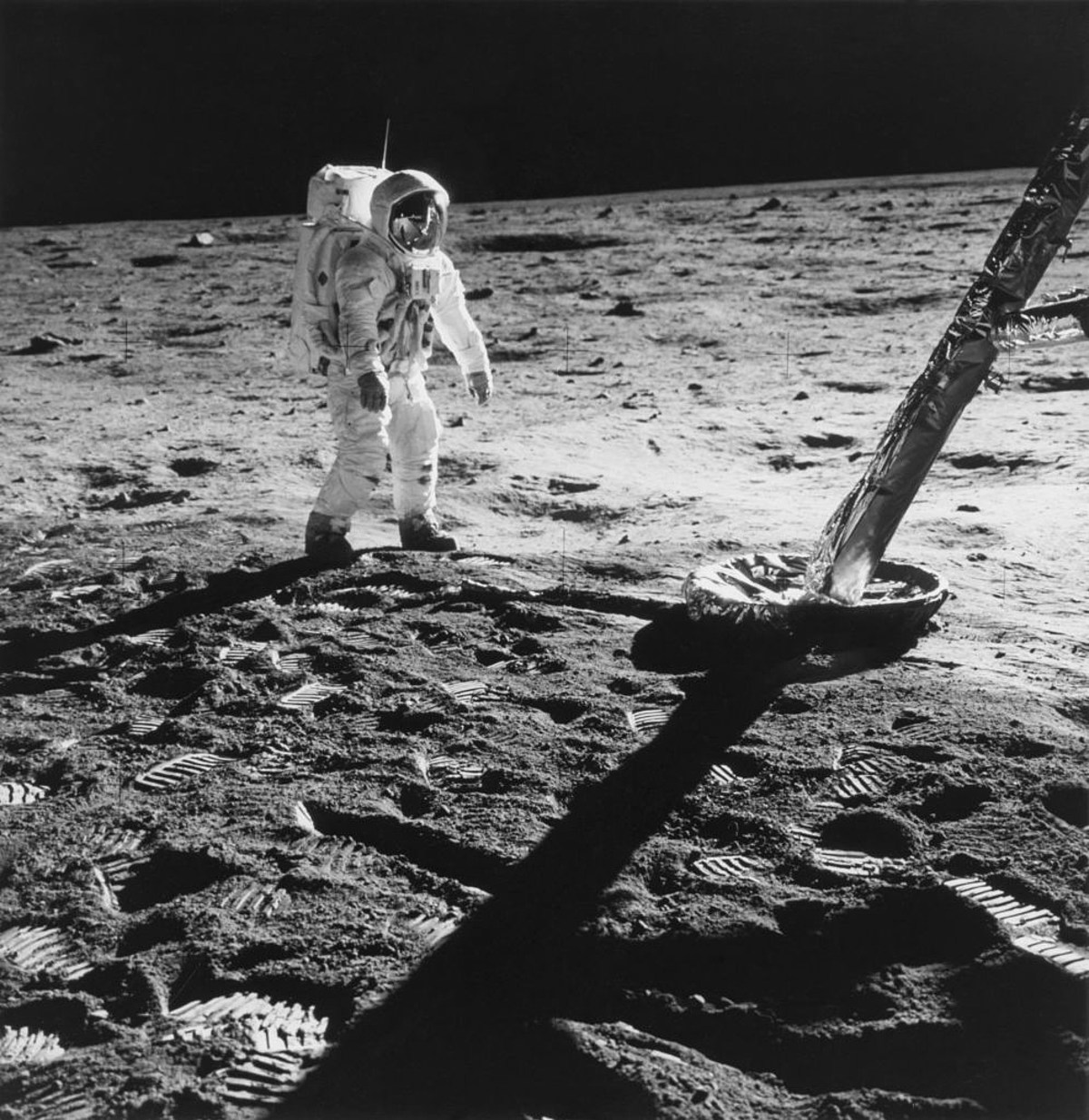 Первый выход человека на луну