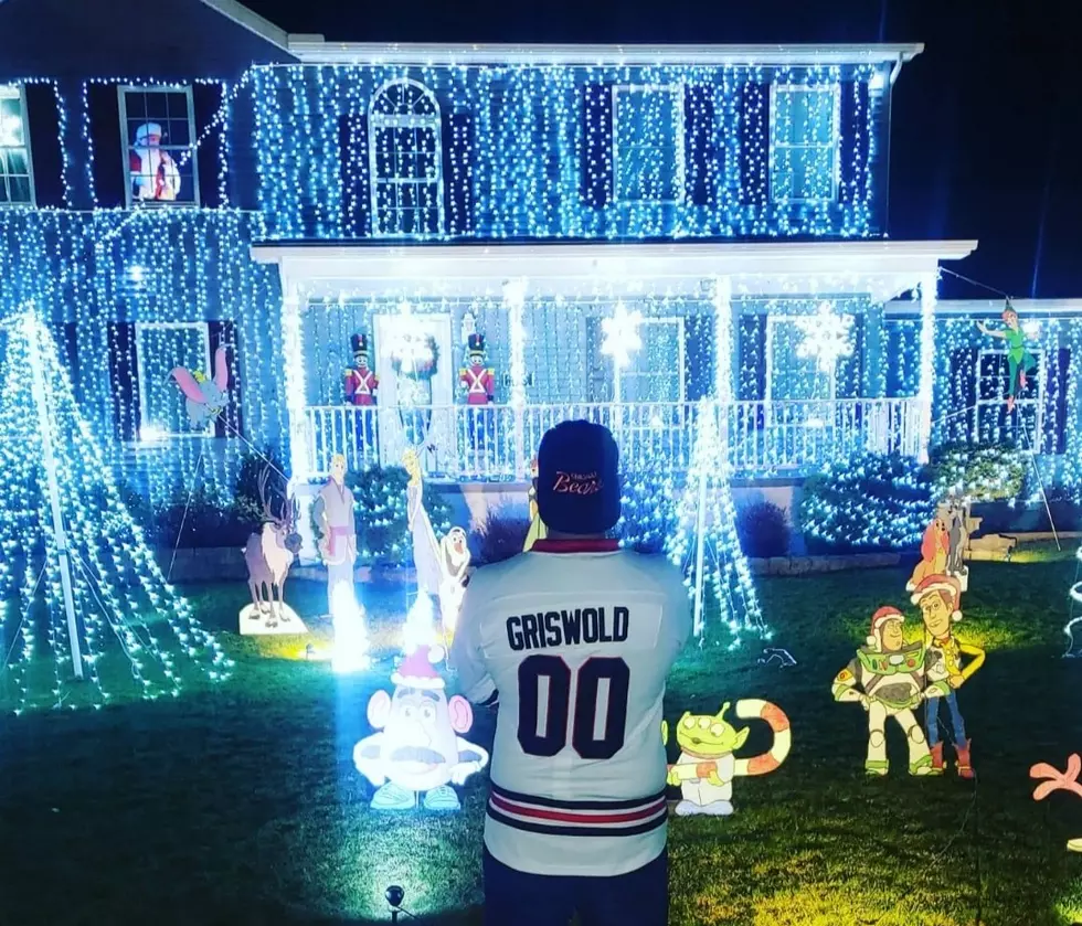 Magical Christmas Display in CNY Puts Clark Griswold to Shame