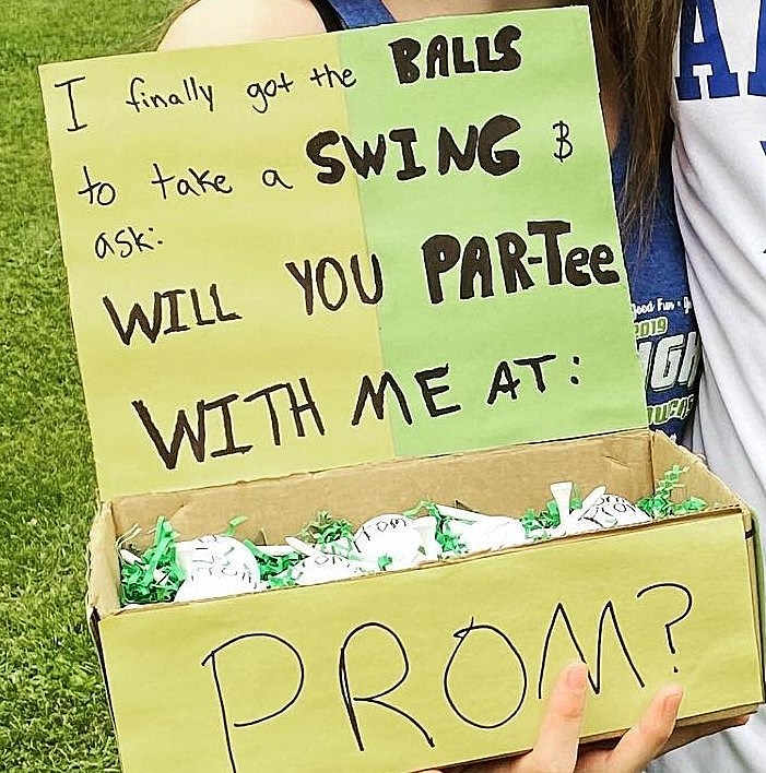 Golfing Teen Gets Balls to Ask His Girlfriend to Par-Tee at Prom pic