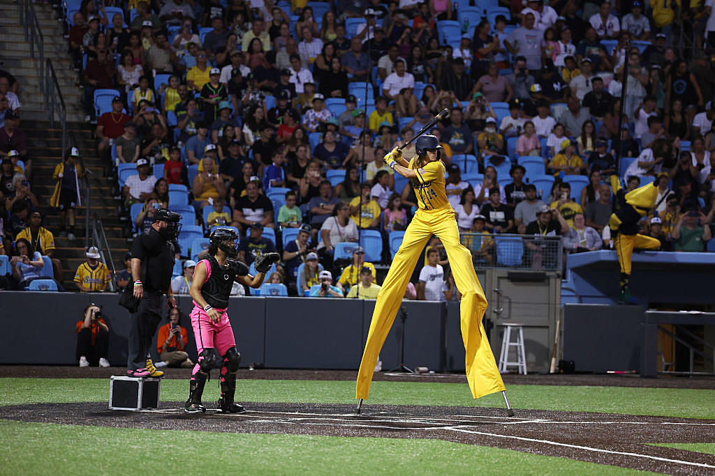 Ex-World Series champion pitches in kilt at Savannah Bananas game