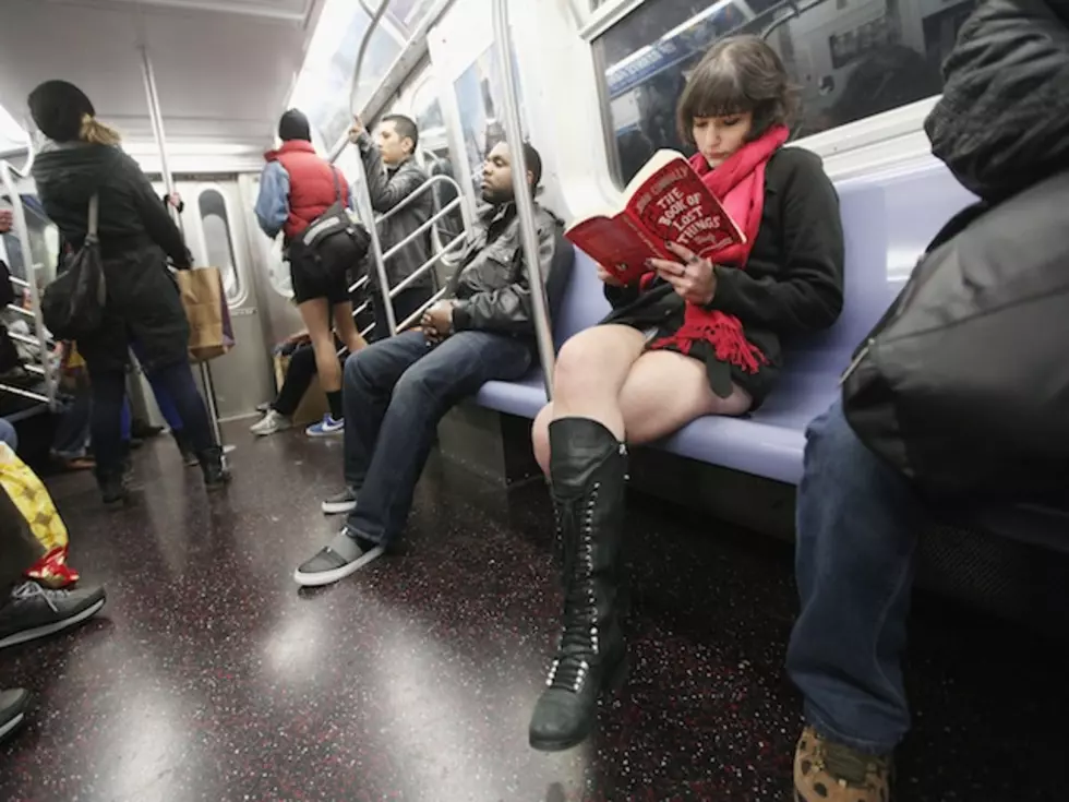 New Yorkers Participate in &#8216;No Pants&#8217; Subway Rides Through City — Morning Eyegasm [PICTURES]