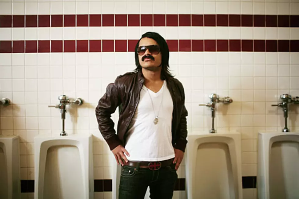 15 Dumb Things You Shouldn’t Say in a Men’s Room