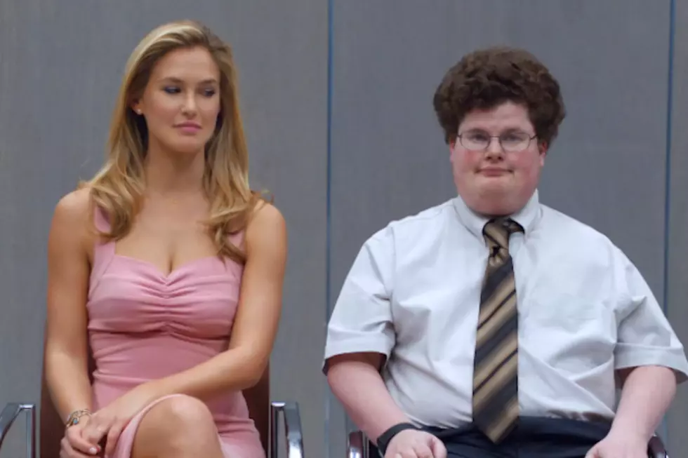 GoDaddy 2013 Super Bowl Commercial: Bar Refaeli Makes Out with the World&#8217;s Luckiest Extra