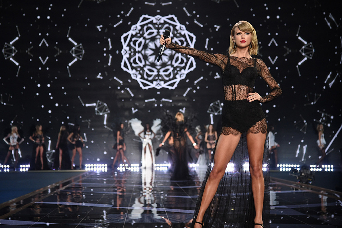 Taylor Swift In Black Lingerie At The Victoria S Secret Show