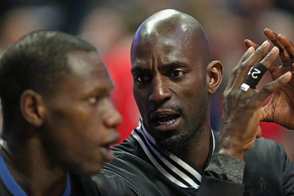 Old Shirtless T-Wolves Fan Dances Crazy in Kevin Garnett&#8217;s Return