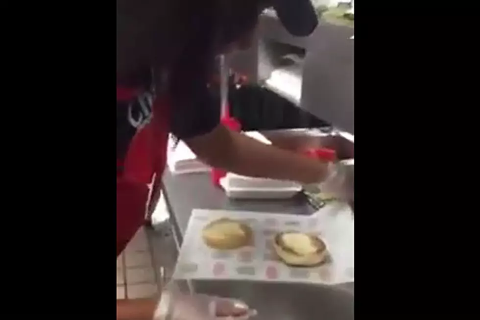 What This Fast Food Worker Does With a Bun Will Skeeve You Out
