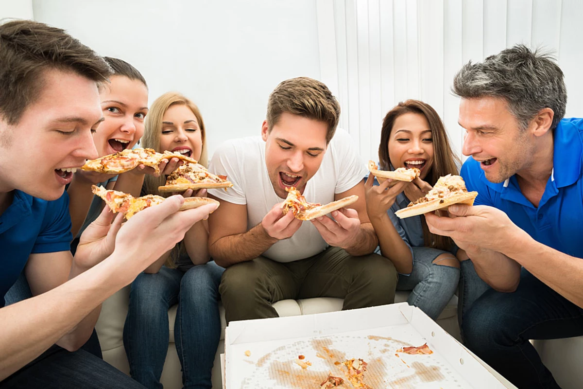 Первую половину дня кушать. Кушать пиццу. Человек ест. Человек пицца. Люди едят пиццу.