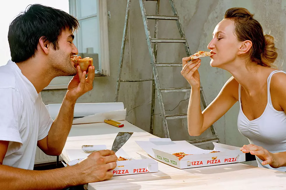 Men Eat Pizza to Seduce Women