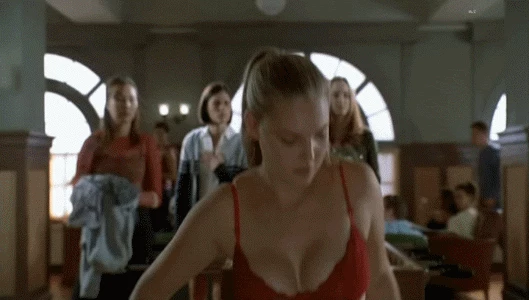 19 GIFs of Katherine Heigl Taking Her Clothes Off