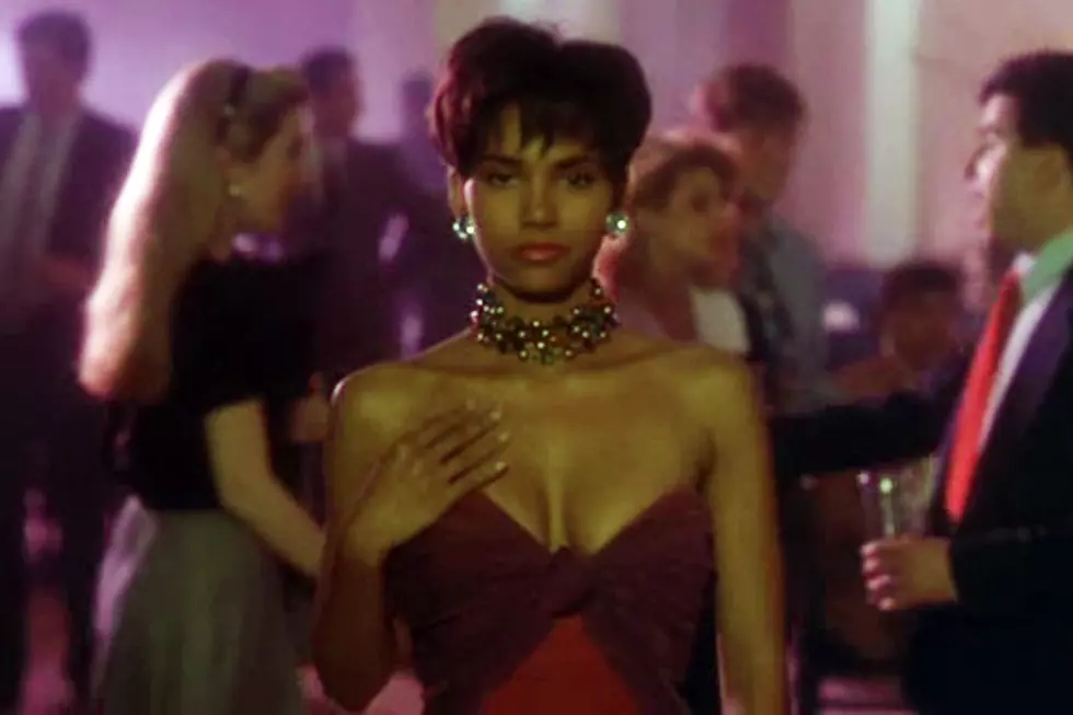 17 Hellaciously Hot Halle Berry GIFs