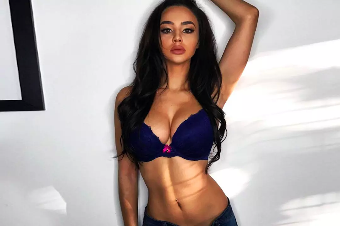 Babe of the Day: Courtnie Quinlan