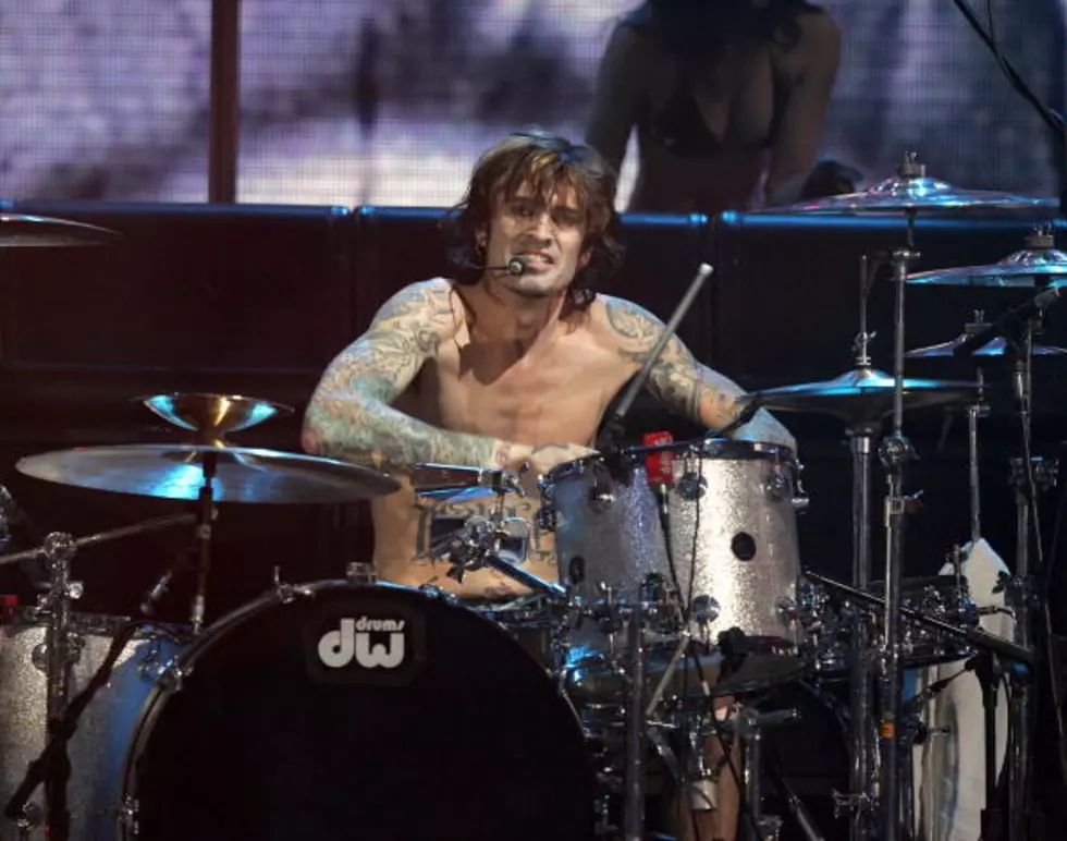 Tommy Lee is Bored [VIDEOS]