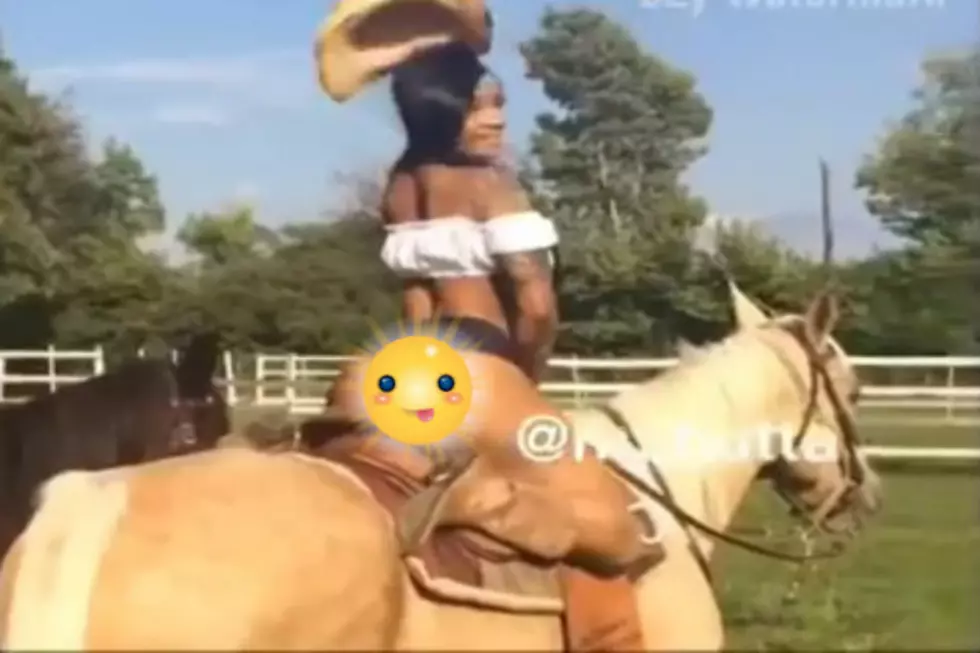 Twerking on a Horse [VIDEO]