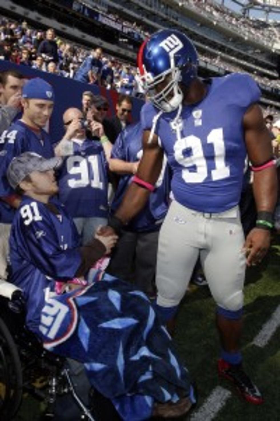 Justin Tuck Wears Tribute Bracelet For Middletown Boy