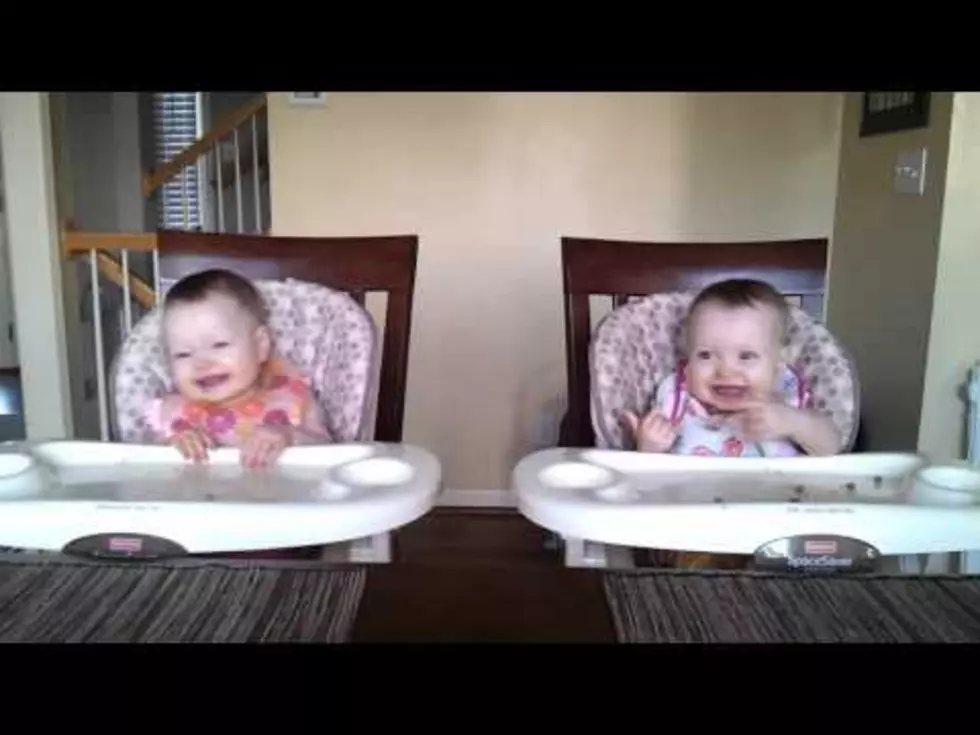 Adorable Twin Babies Dance to their Dad&#8217;s Guitar Playing