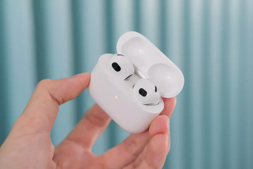 Health Experts Warn Us To Stop Using Earbuds And AirPods ASAP