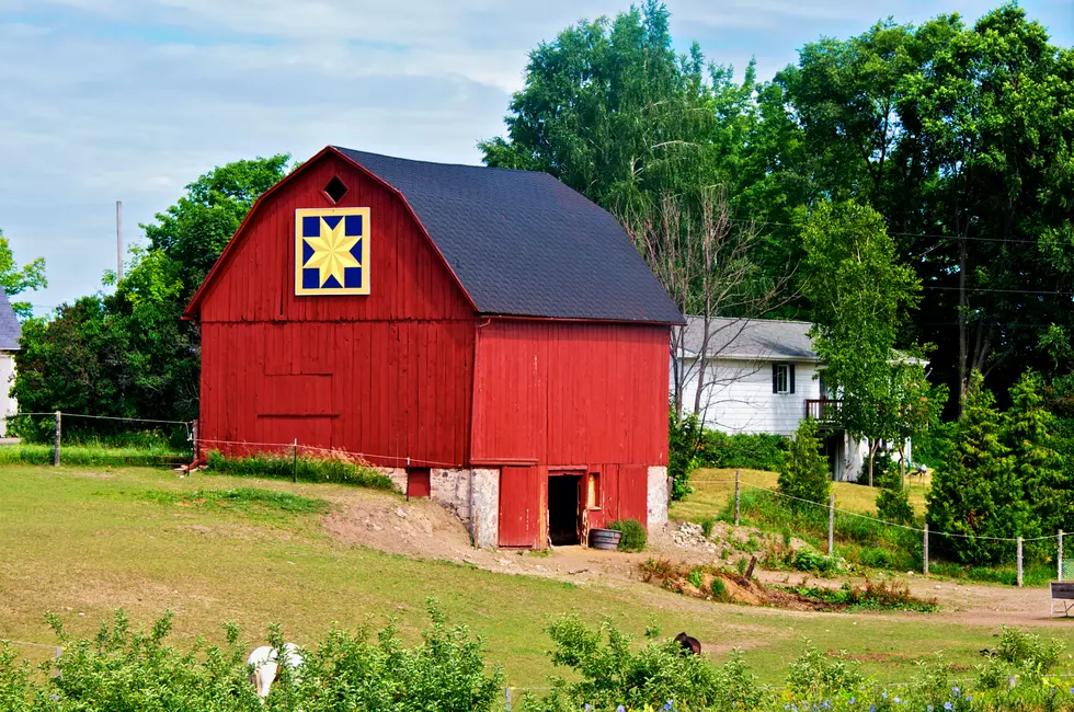 Quilt on red barn