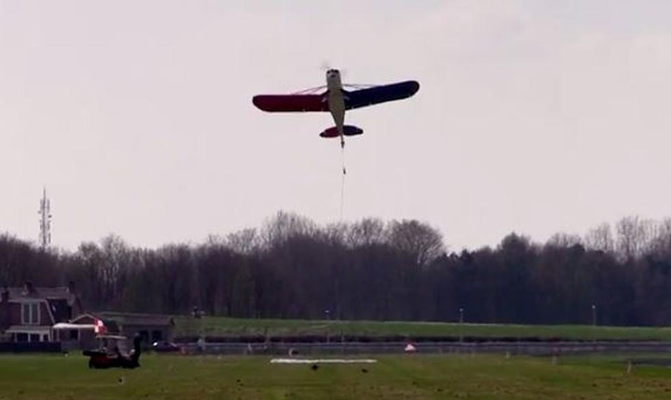 See How Planes Pick Up Banners To Fly Over Our Beaches [Video]