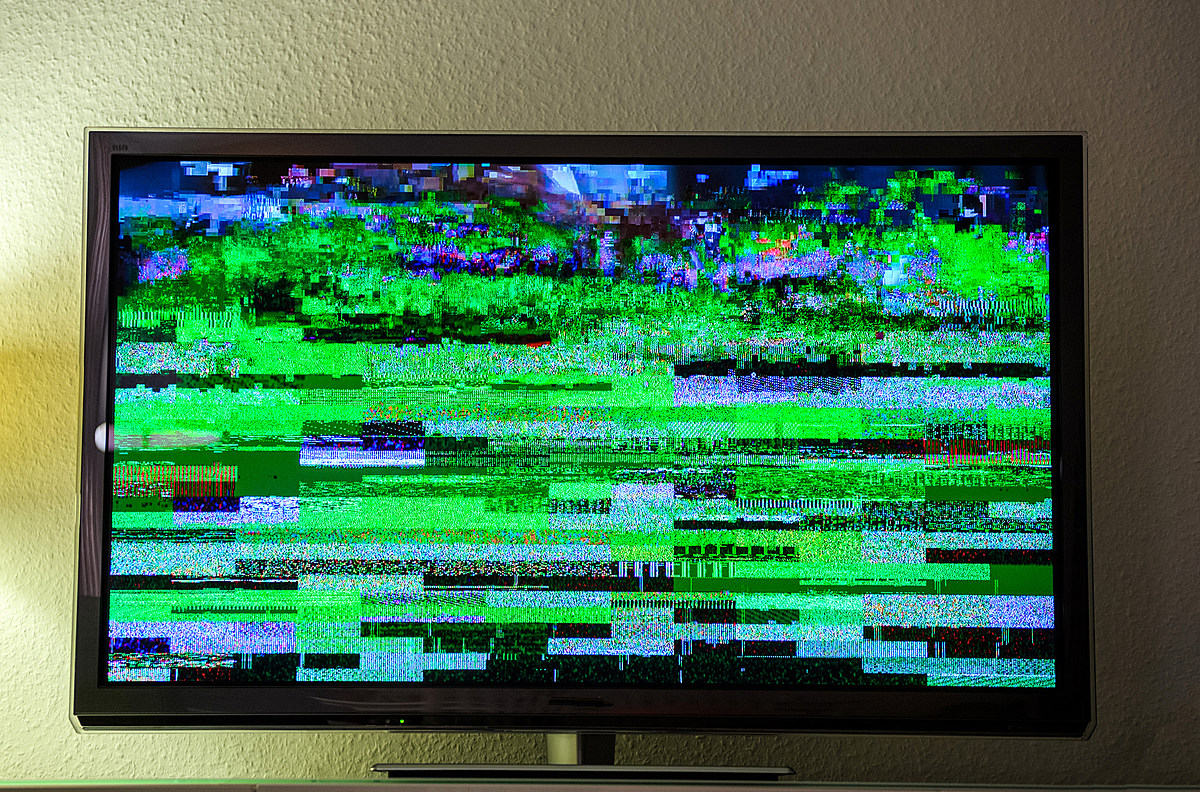 Телевизор завис и не реагирует. Помехи на телевизоре. Помехи цифрового телевидения. Плохое изображение на телевизоре. Плохой сигнал телевизора.