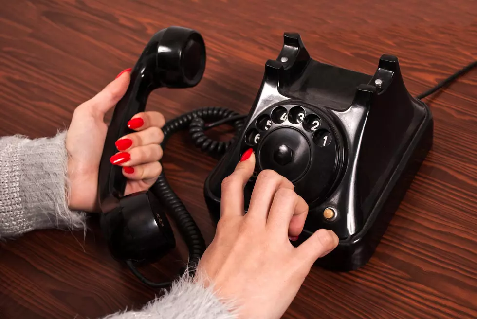 Watch What Happens When Teens Encounter A Rotary Phone