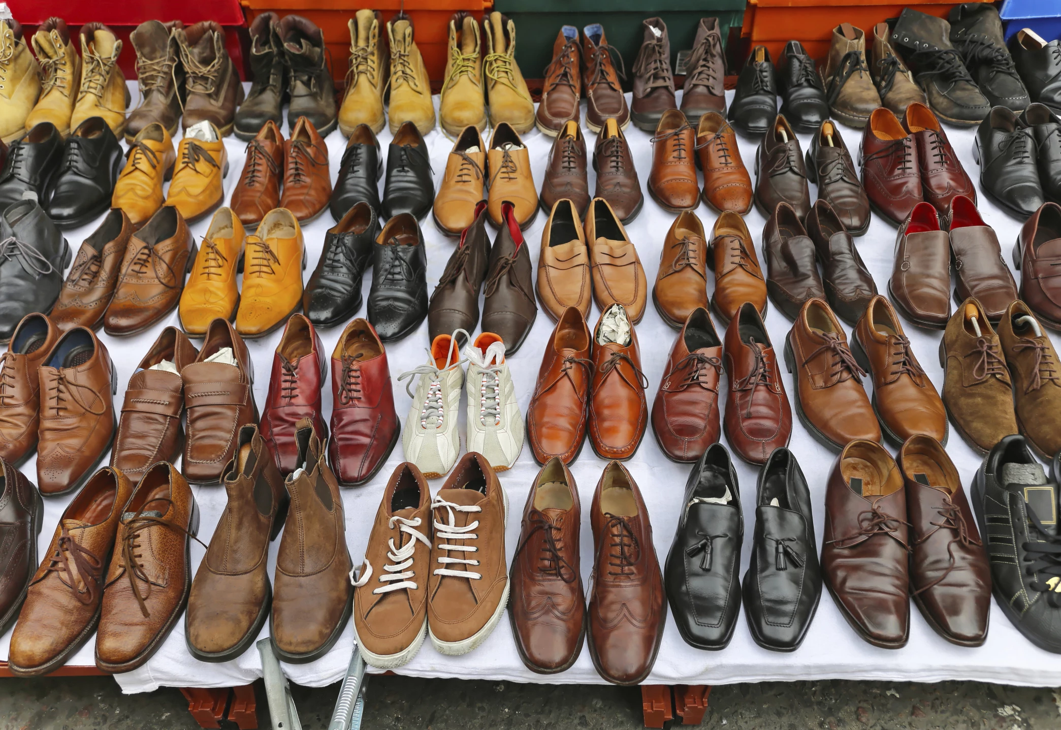 Мужская обувь рынок. Ботинки с рынка. Туфли с рынка. Блошиный рынок обувь. Ботинки с базара.
