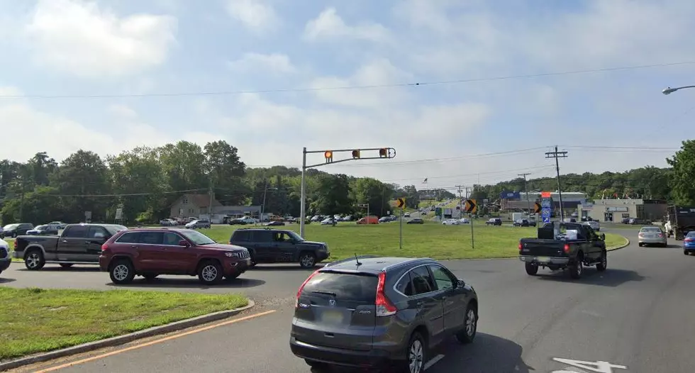 Two Shore Traffic Circles Change Their Patterns, Confusion Ensues