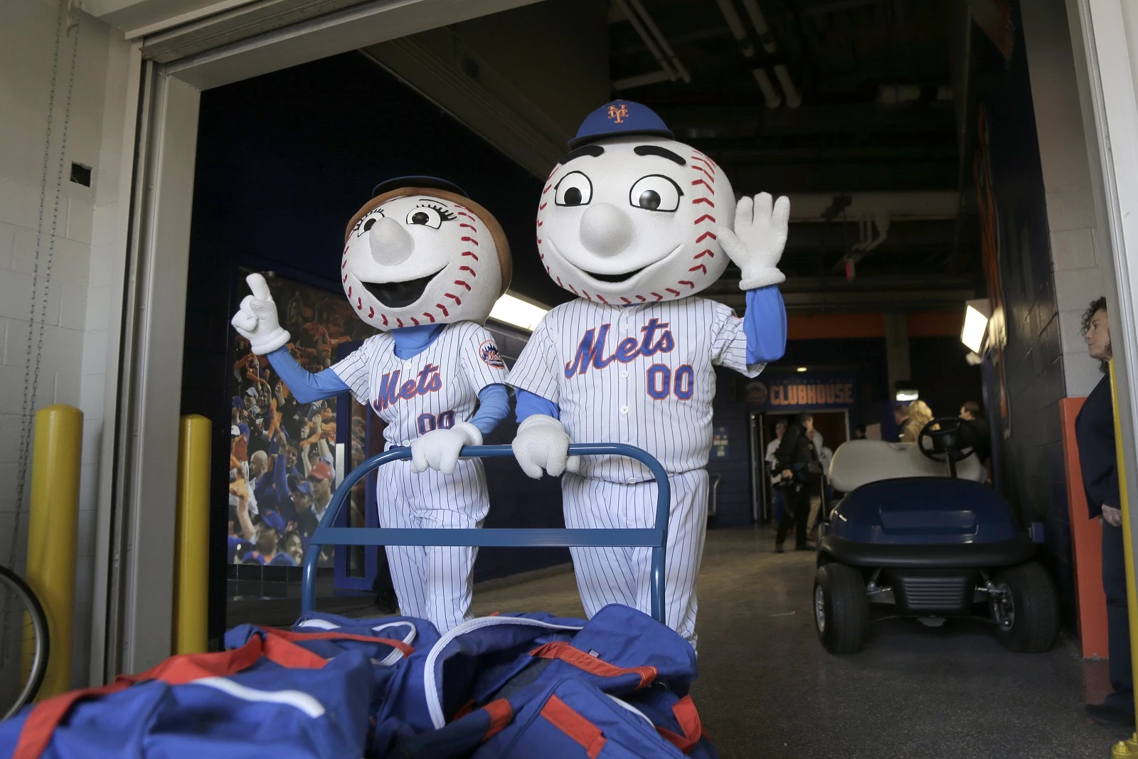 Mr. and Mrs. Met help the Mets pack up for Spring Training in Port