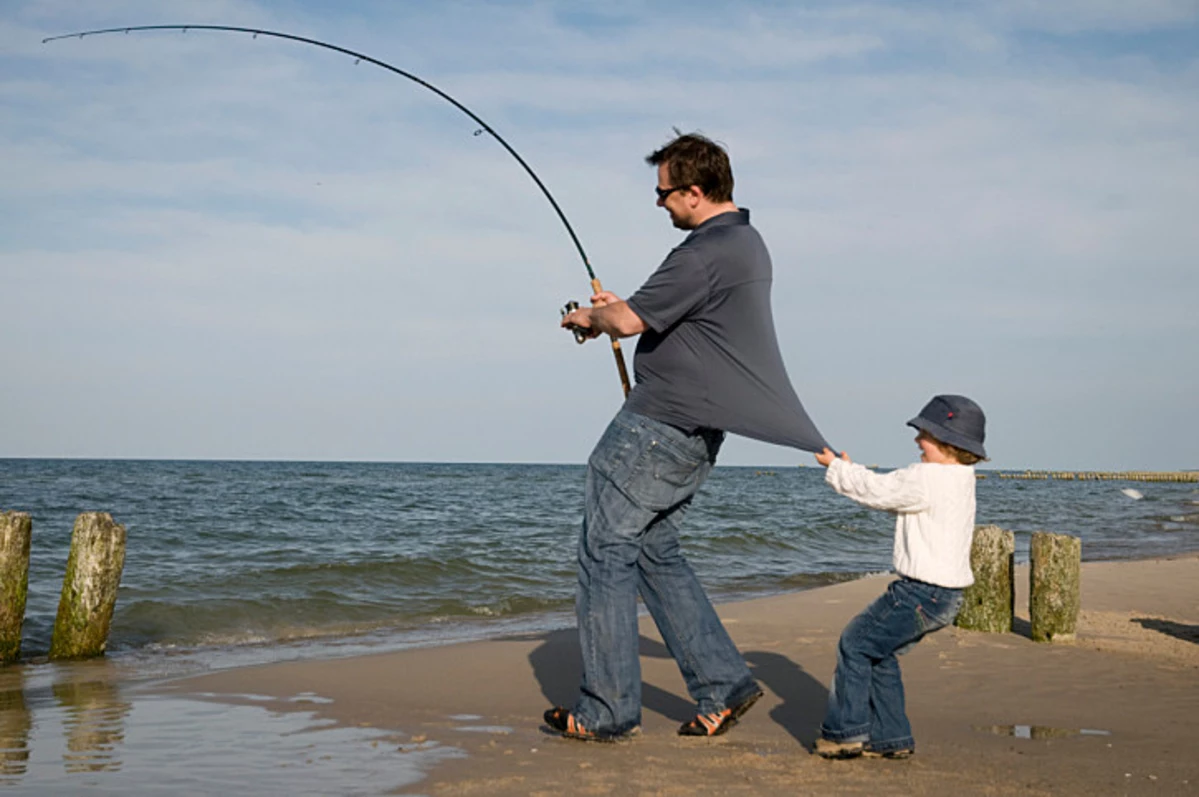 Лов начался. Отец и сын на рыбалке. Папа с сыном на рыбалке. Рыбалка фото. Человек рыбачит.