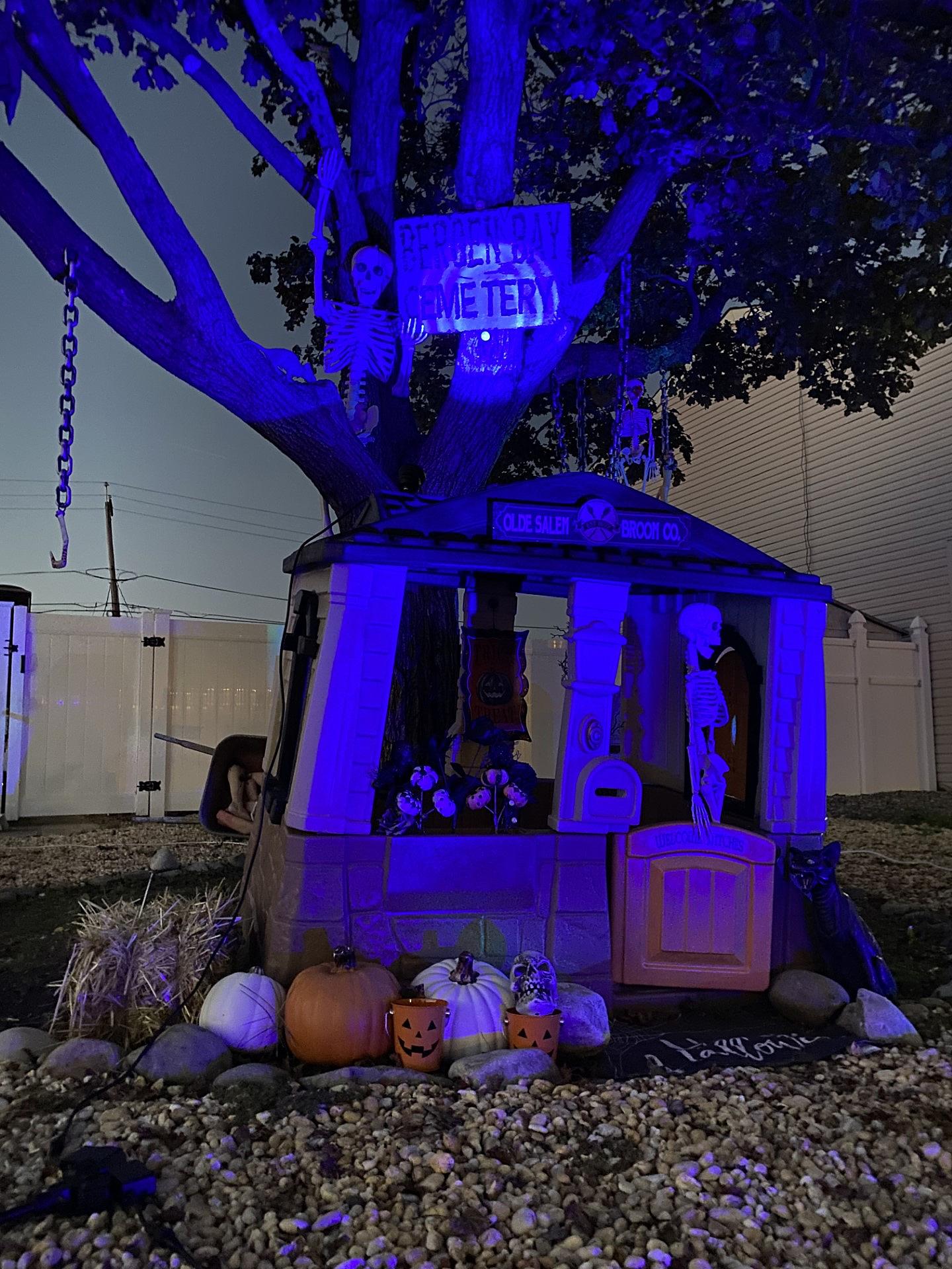 This Detroit home's Halloween decorations are so extra – and we're here for  it, Detroit