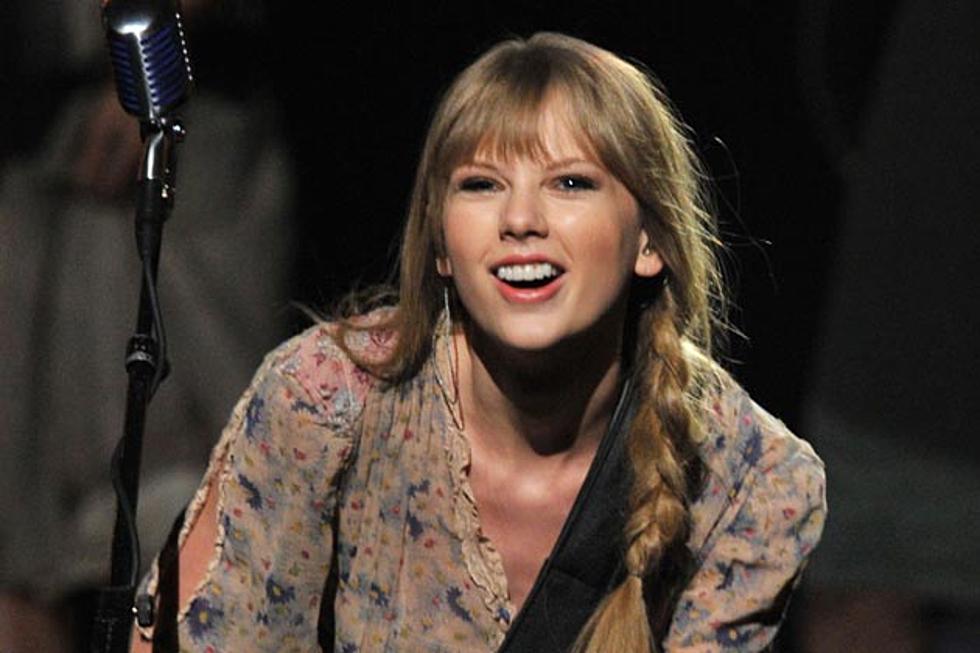 Taylor Swift Answers Critics With Flawless Performance of ‘Mean’ at 2012 Grammys