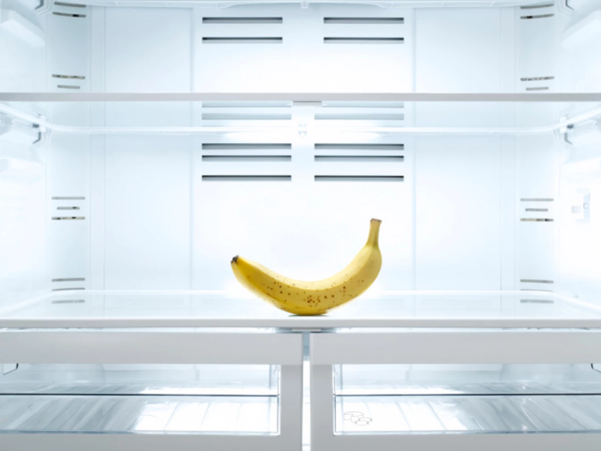 There are bananas in the fridge. Пустой холодильник. Креативный холодильник. Холодильник открытый пустой. Бананы в холодильнике.
