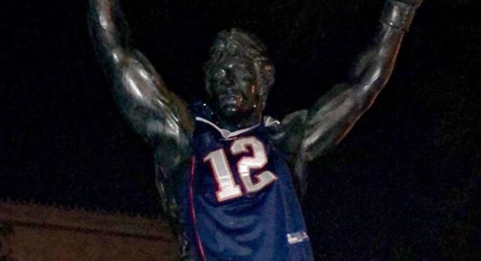 Patriots Fans Deface Rocky Statue with Tom Brady Jersey [PHOTO]