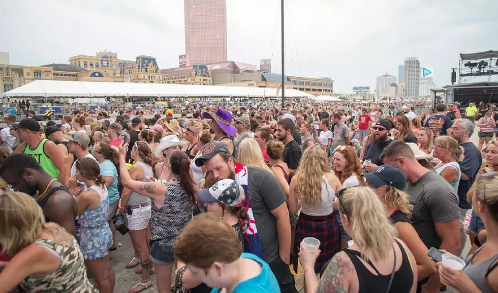 No Blankets, Large Umbrellas, or Chairs for Sam Hunt Concert