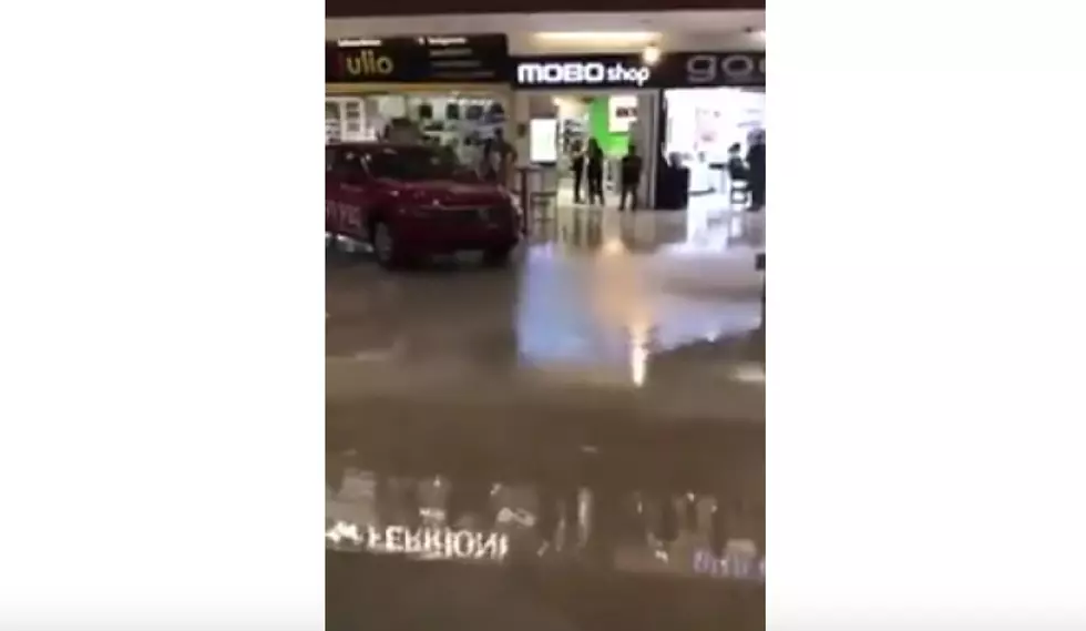 As Mall Floods, Band Plays Song from &#8220;Titanic&#8221;